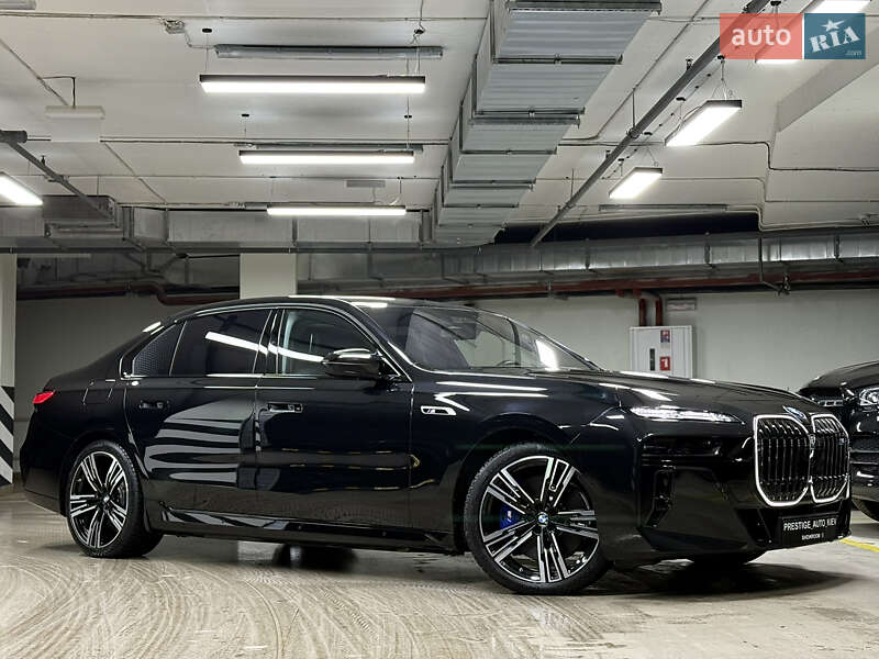 Седан BMW i7 2023 в Киеве