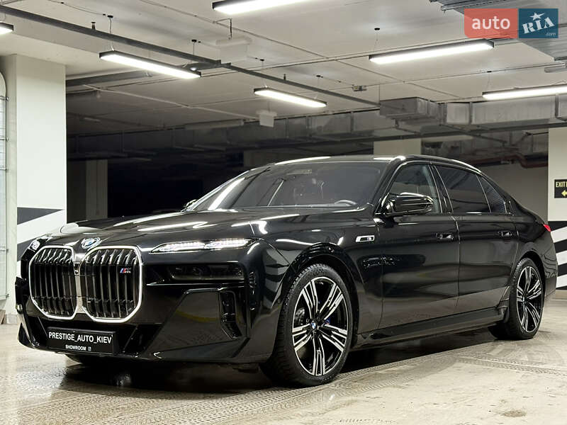 Седан BMW i7 2023 в Киеве