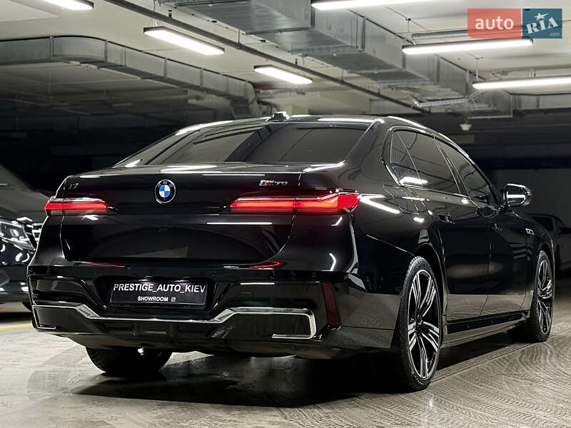 Седан BMW i7 2023 в Киеве