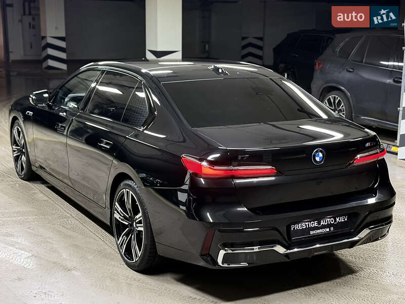 Седан BMW i7 2023 в Киеве