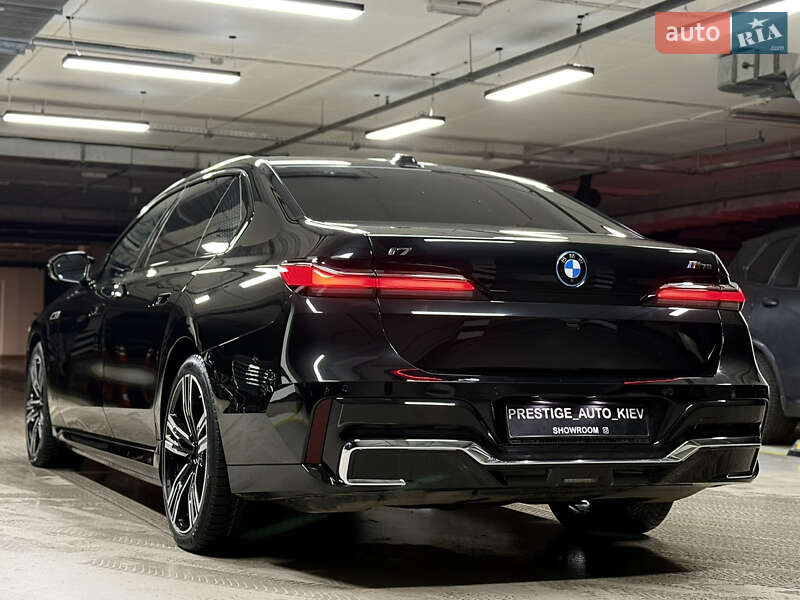 Седан BMW i7 2023 в Киеве