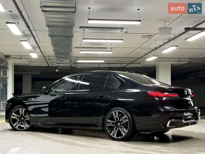 Седан BMW i7 2023 в Киеве