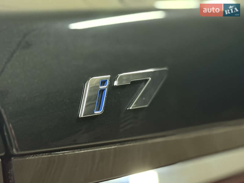 Седан BMW i7 2023 в Киеве