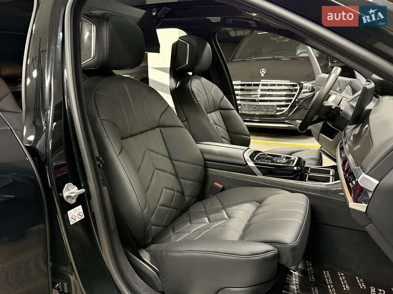 Седан BMW i7 2023 в Киеве