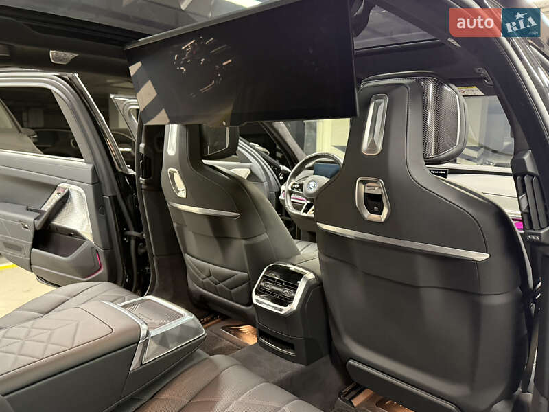 Седан BMW i7 2023 в Киеве