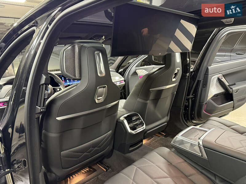 Седан BMW i7 2023 в Киеве