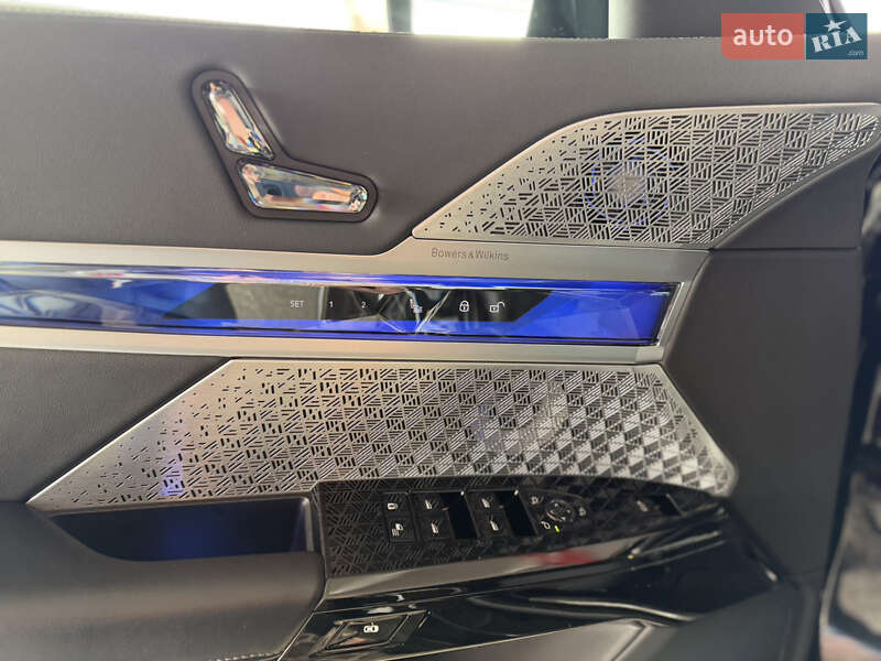 Седан BMW i7 2023 в Львові