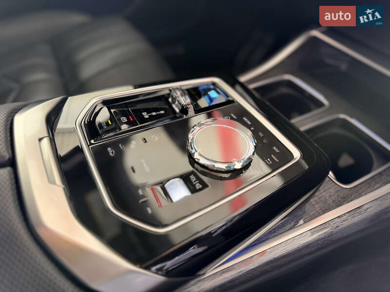 Седан BMW i7 2023 в Львові