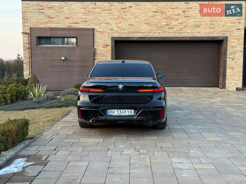 Седан BMW i7 2023 в Ровно