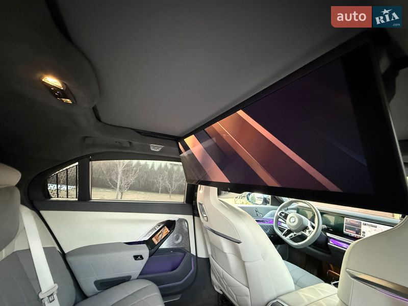 Седан BMW i7 2023 в Ровно