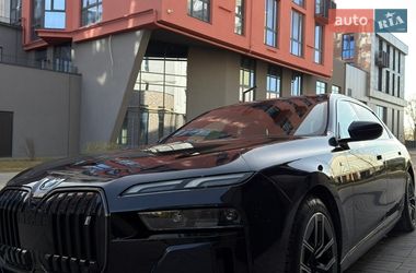Седан BMW i7 2023 в Львове