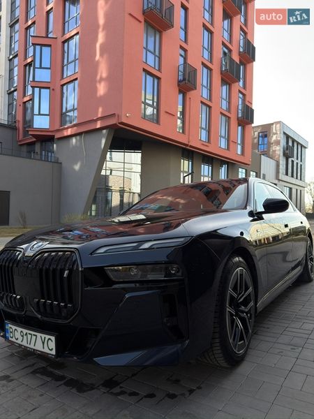 Седан BMW i7 2023 в Львові