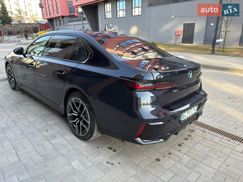 Седан BMW i7 2023 в Львові