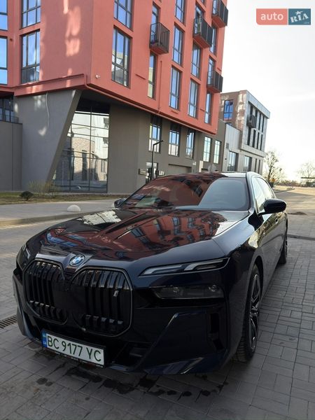 Седан BMW i7 2023 в Львові