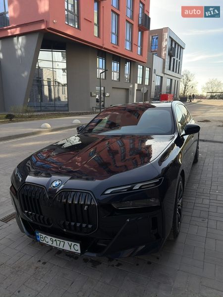Седан BMW i7 2023 в Львові
