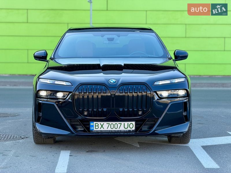 Седан BMW i7 2024 в Киеве