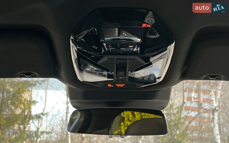 Седан BMW i7 2023 в Львове