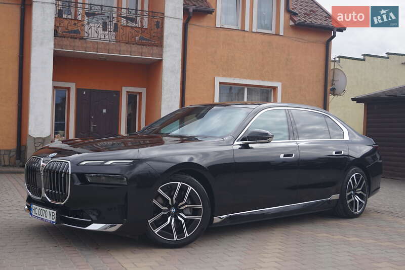Седан BMW i7 2024 в Самборі