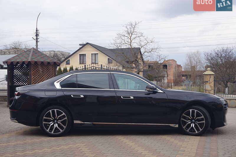 Седан BMW i7 2024 в Самборі
