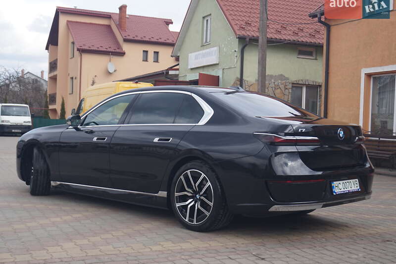 Седан BMW i7 2024 в Самборі