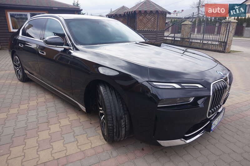 Седан BMW i7 2024 в Самборі