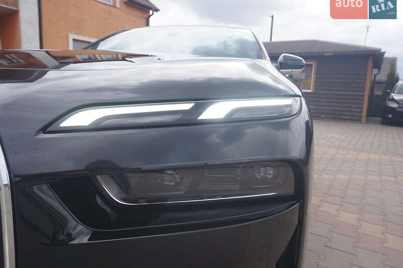 Седан BMW i7 2024 в Самборі