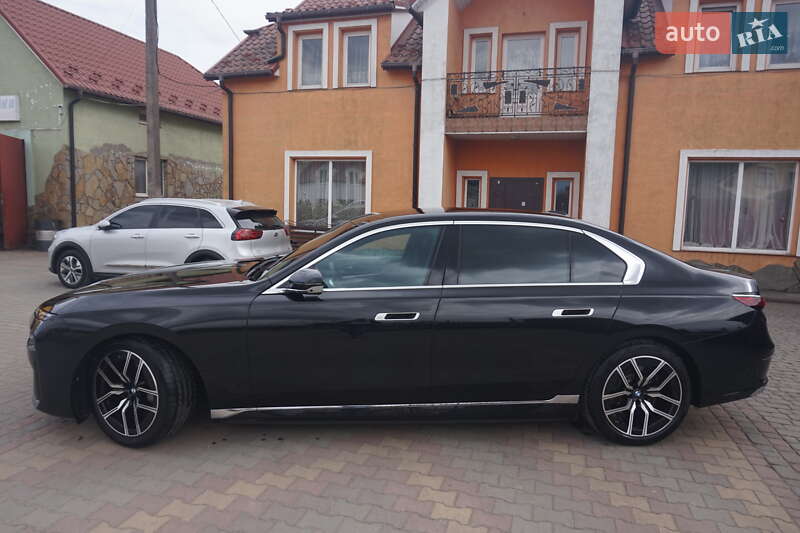 Седан BMW i7 2024 в Самборі