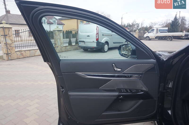 Седан BMW i7 2024 в Самборі