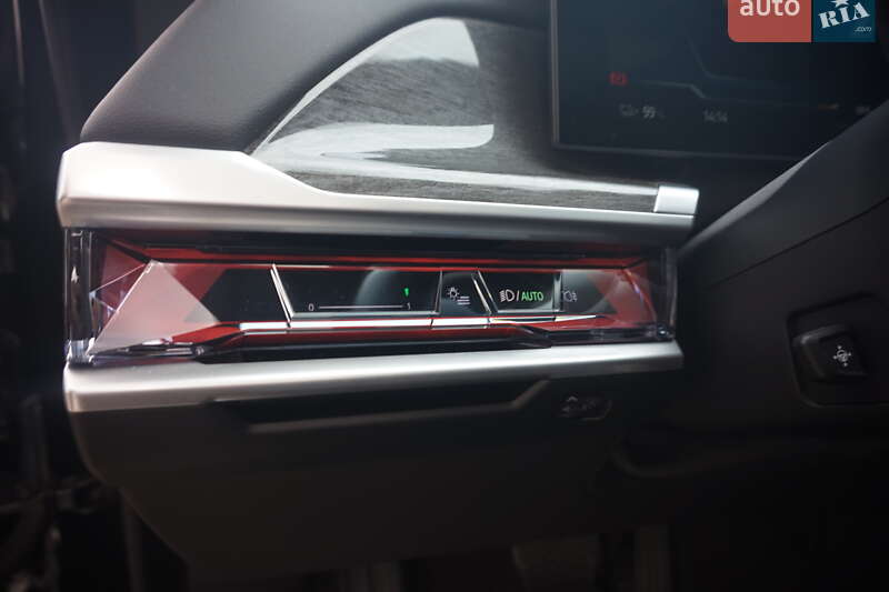 Седан BMW i7 2024 в Самборі