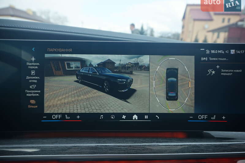 Седан BMW i7 2024 в Самборі