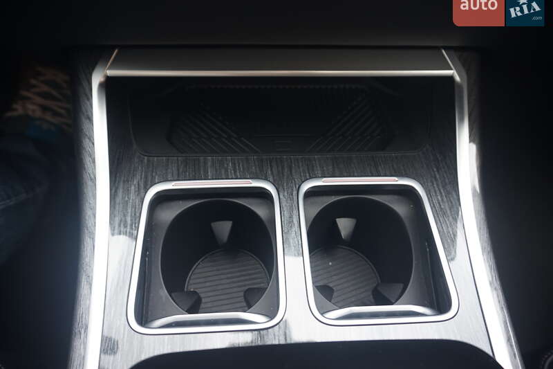 Седан BMW i7 2024 в Самборі