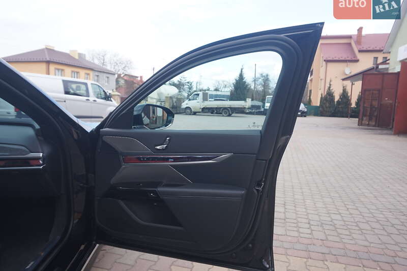 Седан BMW i7 2024 в Самборі