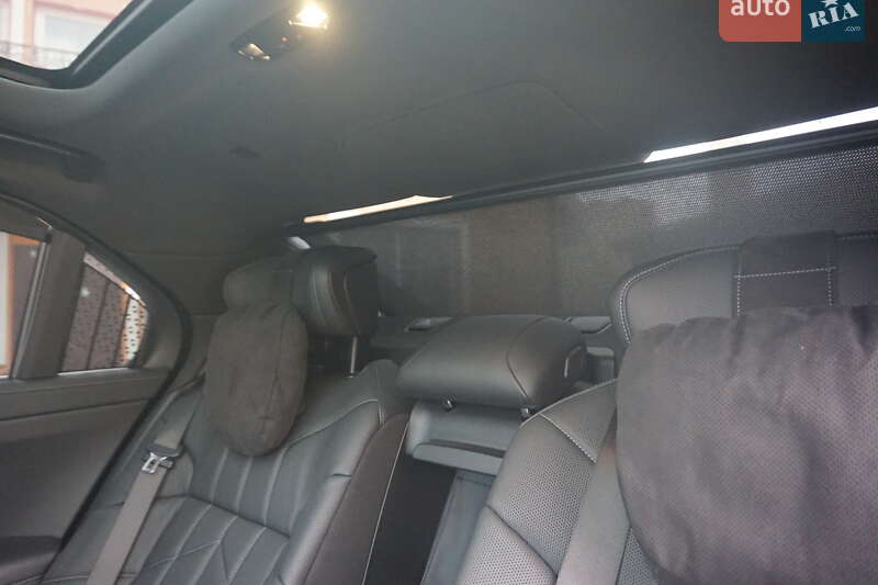 Седан BMW i7 2024 в Самборі