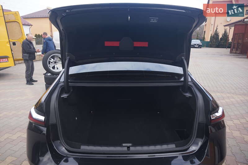 Седан BMW i7 2024 в Самборі