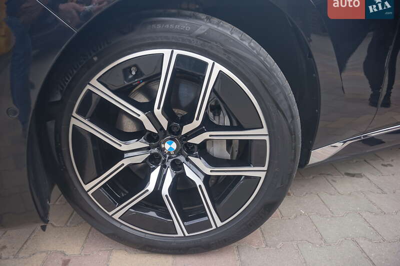 Седан BMW i7 2024 в Самборі