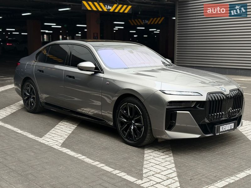 Седан BMW i7 2022 в Киеве