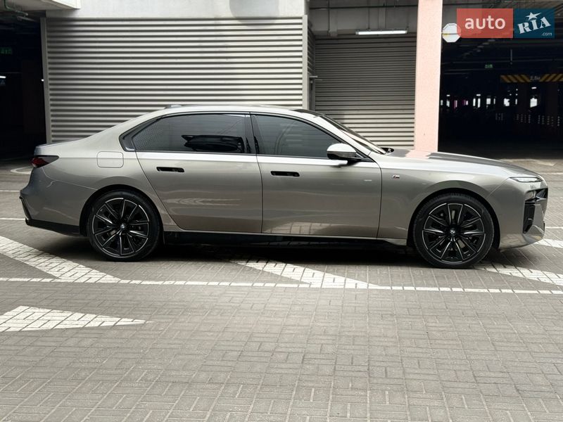 Седан BMW i7 2022 в Киеве