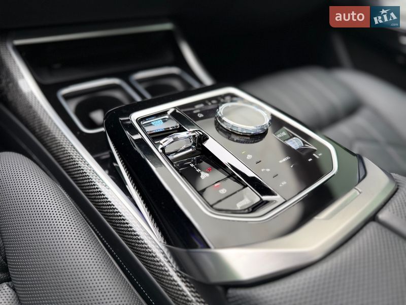 Седан BMW i7 2022 в Киеве