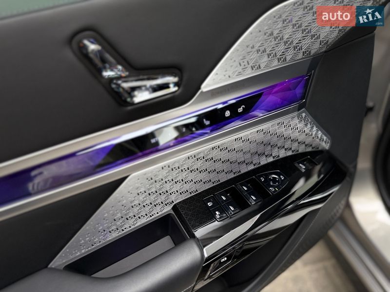 Седан BMW i7 2022 в Киеве