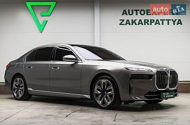 Седан BMW i7 2022 в Мукачевому
