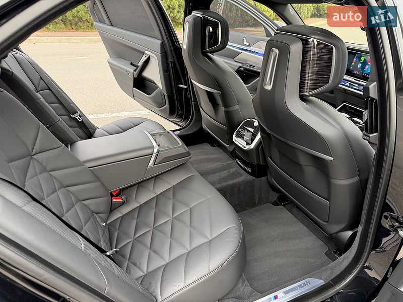 Седан BMW i7 2023 в Києві
