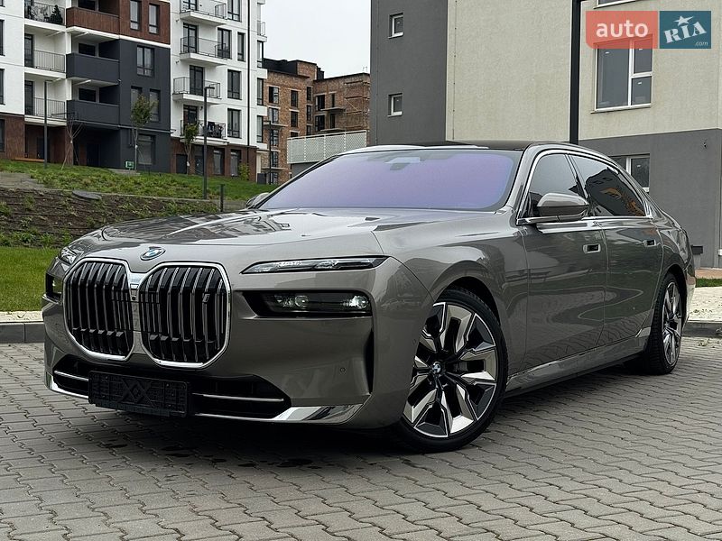Седан BMW i7 2022 в Івано-Франківську