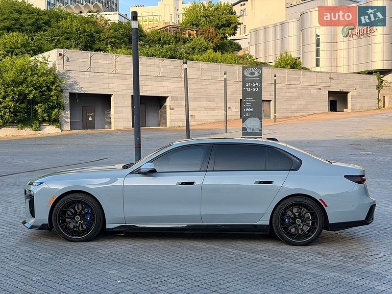 Седан BMW i7 2023 в Києві