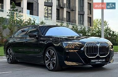 Седан BMW i7 2023 в Киеве
