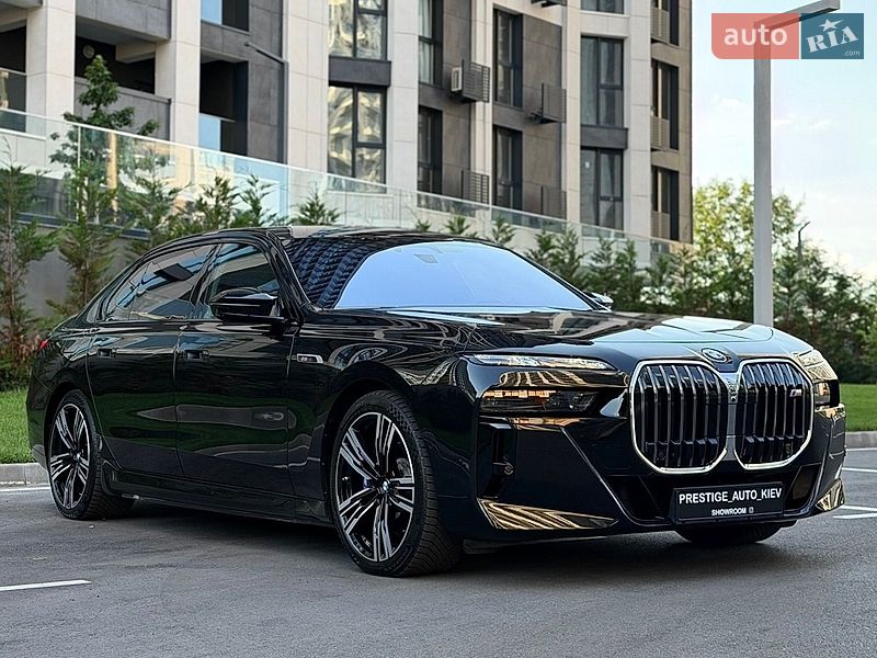Седан BMW i7 2023 в Киеве