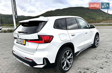 Позашляховик / Кросовер BMW iX1 2024 в 