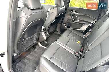 Позашляховик / Кросовер BMW iX1 2024 в 