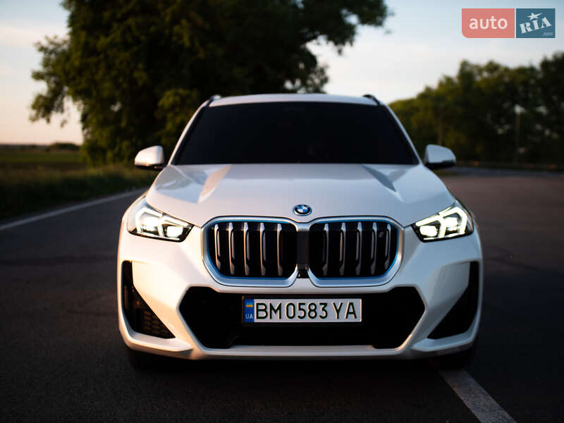 Позашляховик / Кросовер BMW iX1 2023 в 