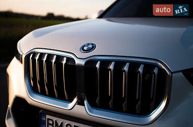 Позашляховик / Кросовер BMW iX1 2023 в 
