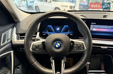 Позашляховик / Кросовер BMW iX1 2023 в 